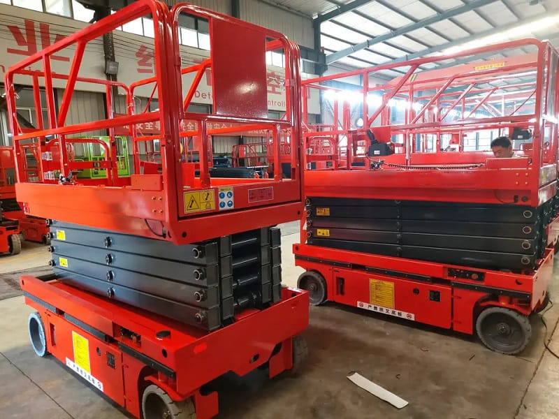 Self-propelled scissor lift